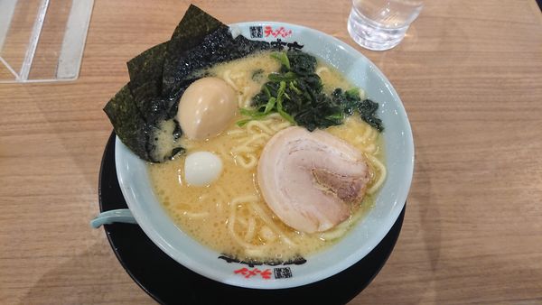 「味玉ラーメン並880円」@町田商店 由比ヶ浜店の写真
