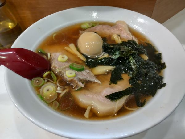 「ハーフチャーシューらぁめん＋半熟煮卵」@らぁめん ほりうち 新橋店の写真