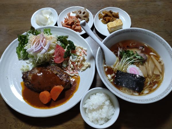 「聖徳のラーメン ハンバーグ定食　１３２０円　※」@聖徳の写真