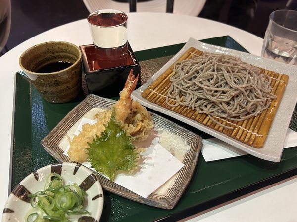 「天もりそば1200円+南部美人850円」@石臼挽き蕎麦 あずみ野の写真