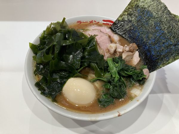 「特上ラーメン＋大船渡直送穂先わかめ」@ラーメン 三浦家の写真