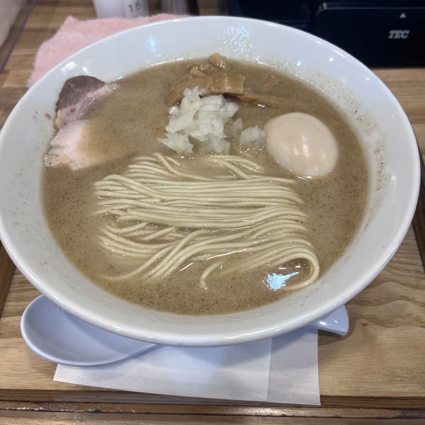 「【煮干しの虜】味玉濃厚魚介中華そば」@自家製中華そば 麺の虜の写真