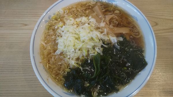 「らーめん・麺少なめ+わかめ+ねぎ」@らーめん 高尾の写真