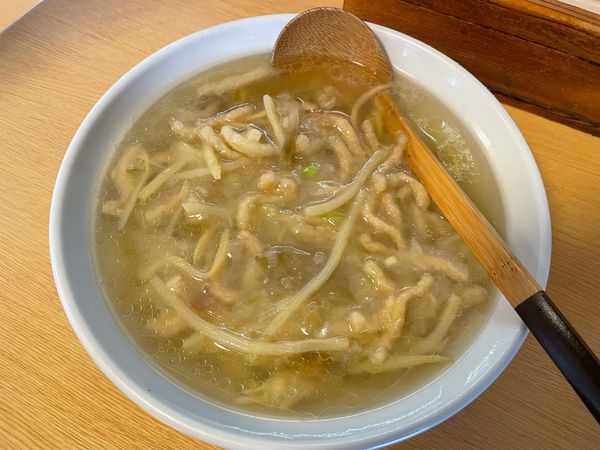 「搾菜肉絲湯麺（細切り肉と搾菜のラーメン）」@楽食中華 飛燕の写真