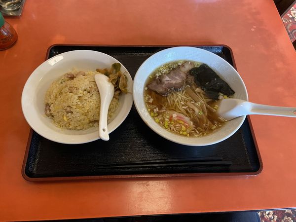 「ラーメンハーフ、鷄チャーハン(930円)」@中華料理ふじよしの写真