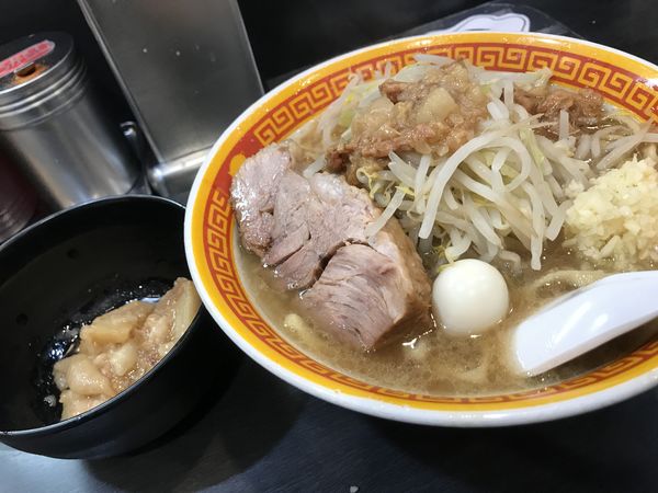 「ラーメン半分豚一枚」@えどもんどの写真