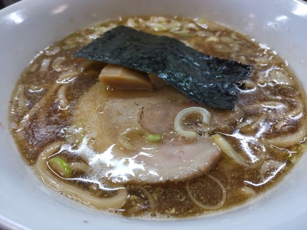「醤油ラーメン870円」@自家製麺 つむぎの写真