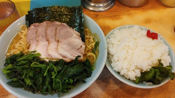 「チャーシュー麺大・ほうれん草・のり増し(硬め濃いめ多め)」@横浜ラーメン 武蔵家 稲田堤店の写真