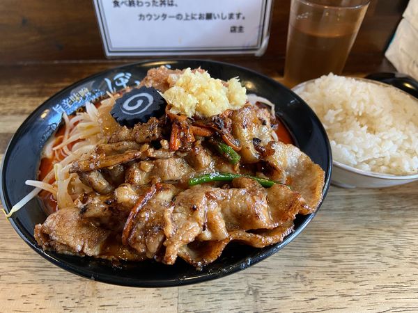 「らーめん中 900円 ライス100円」@旨辛味噌らーめん ぼんずの写真