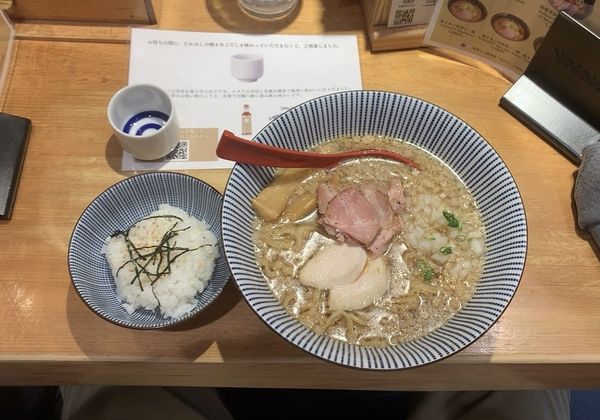 「背脂醤油ラーメン920+お茶漬けライス100」@焼きあご塩らー麺 たかはし 上野店の写真