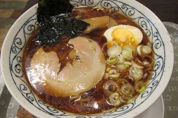 「しょうゆラーメン　700円」@食堂居酒屋 ふぁみーるの写真