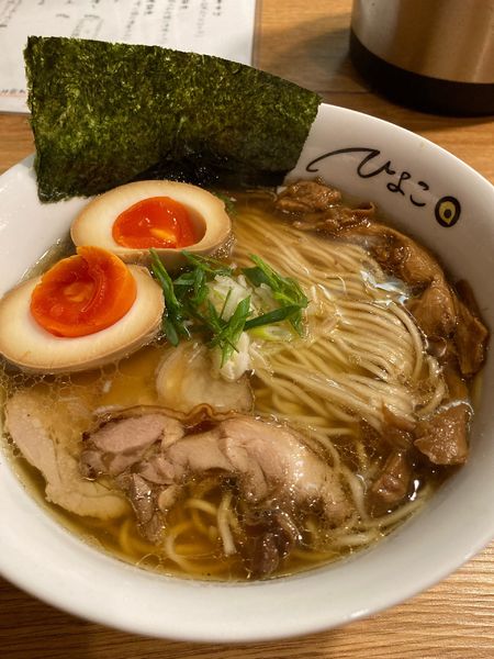 「鶏醤油ラーメン　味玉」@中華そば ひよこの写真