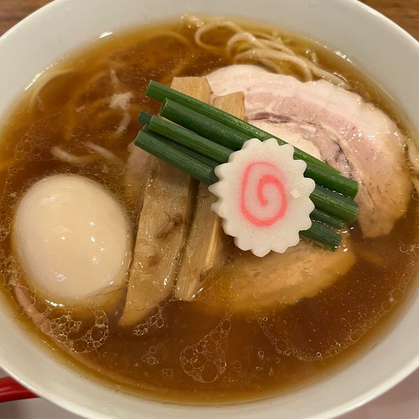 「中華そば（醤油）半熟煮卵入り」@味六屋の写真