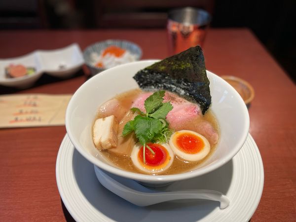 「【限定】色々魚介出汁の中華蕎麦〜味玉、青唐添え〜 白醤油仕立て¥」@酒肴場 屯の写真