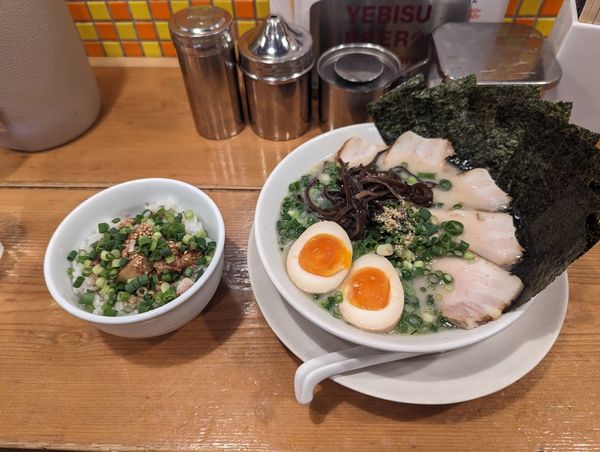 「いっさいがっさいラーメン・焦がしチャーシュー丼」@博多まるきんラーメン 中延店の写真