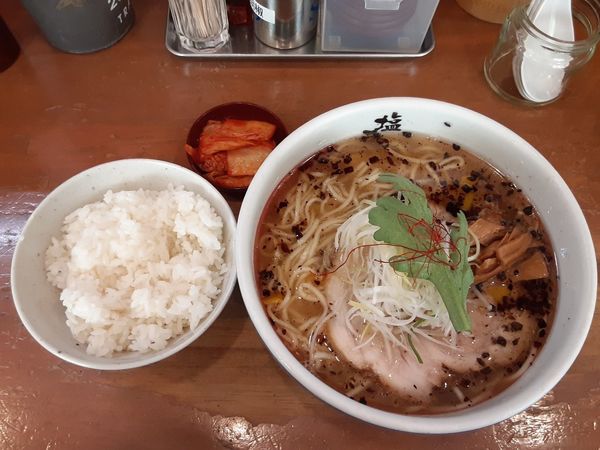 「天然塩ラーメン　大盛り　ライス付き」@鶴見 塩元帥の写真