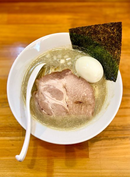 「白醤油ソバ + 味玉」@煮干中華ソバ イチカワの写真