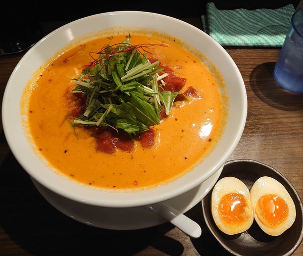 「トマト担々麺+味玉(1100円)」@うさ担 浦和本店の写真