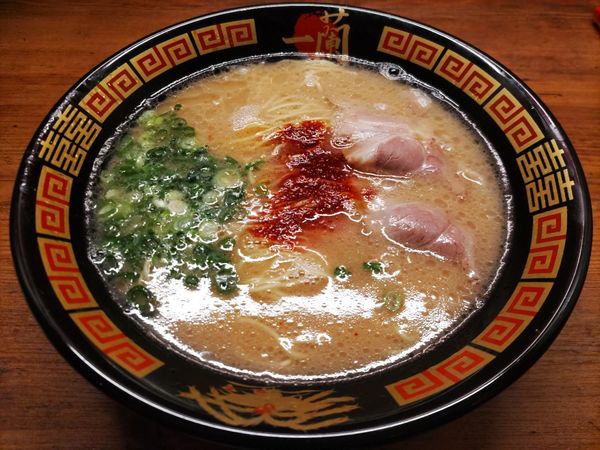 「天然とんこつラーメン・こい味・こってり・赤い秘伝のたれ2倍+替玉」@一蘭 新橋店の写真