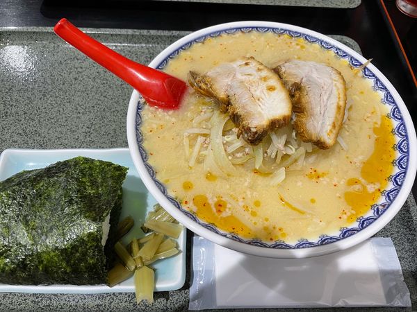 「みそラーメンとおにぎり + チャーシュー2枚」@食堂 ニューミサの写真