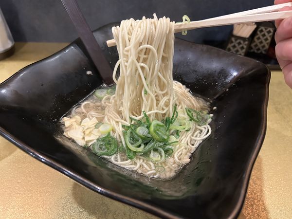 「かけラーメン380円+黒霧島400円」@黄金ラーメン 銀座店の写真