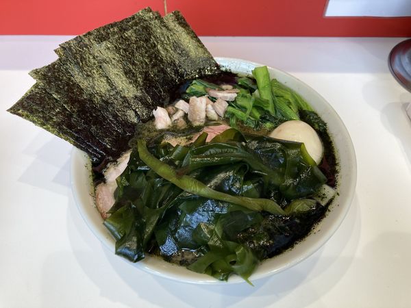 「特上ラーメン＋わかめ＋のりスープ変更」@ラーメン 三浦家の写真