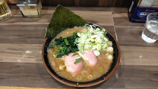 「ラーメン＋丸ねぎ増し」@神田ラーメン わいず 神田本店の写真