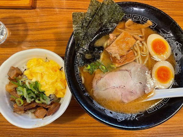 「黒丸、とろふわたまごチャーシューめし」@らーめん金伝丸 渋谷道玄坂店の写真
