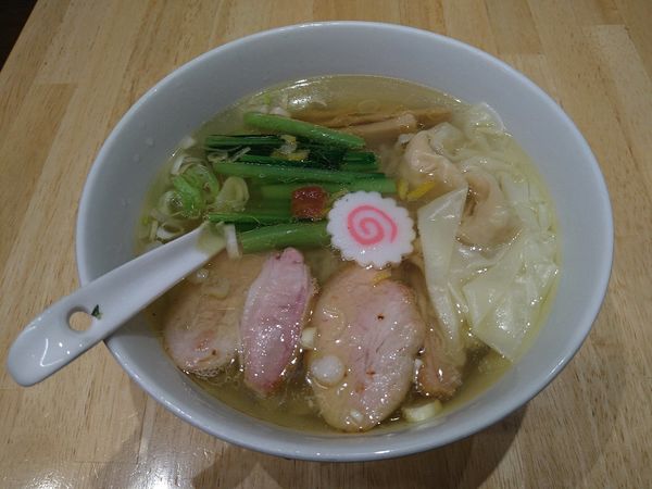 「塩そばワンタン麺」@とら食堂 福岡分店の写真