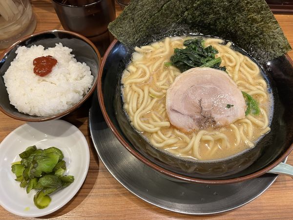 「ラーメン並かためこいめ＆ライス」@横浜家系ラーメン 壱角家 溝の口駅前通店の写真