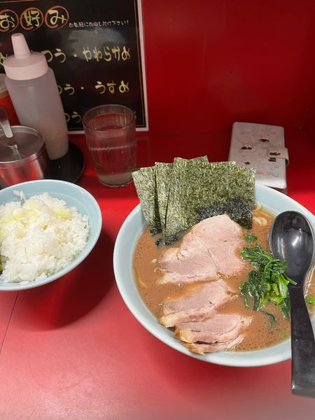 「チャーシュー麺硬め濃いめ、無料ライス」@横浜家系ラーメン 武蔵家 千歳烏山店の写真