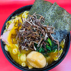 大盛りチャーシュー麺(キクラゲ、味付き卵)