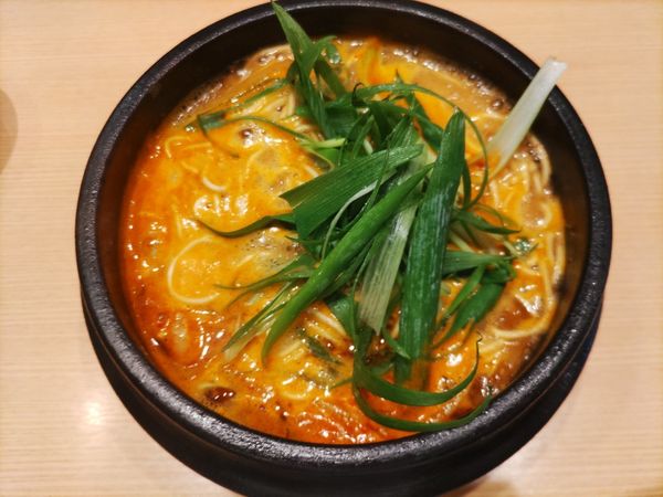 「赤ホルモンらーめん・サービスランチ」@ホルモンらーめん 8910 白寿 赤坂店の写真