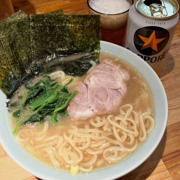 「ラーメン（麺やわらかめ）＋ビール（黒ラベル缶）」@洞くつ家の写真