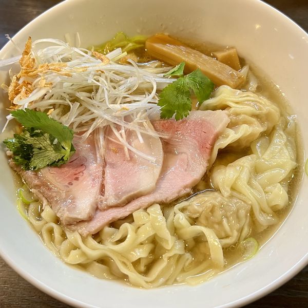 「海塩中華そば＋肉海老ワンタン」@中華そば べぃしっくの写真