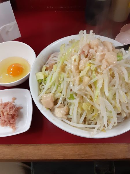 「ラーメン野菜アブラ、極上生卵、刻みショウガ(梅)」@ラーメン二郎 相模大野店の写真