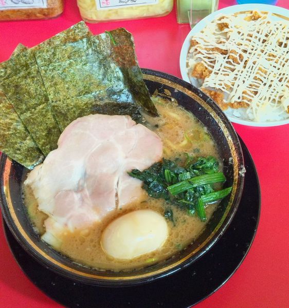 「ラーメン 800円＋味玉 100円＋ライス 100円」@家系ラーメン王道家直伝 との丸家 松飛台店の写真