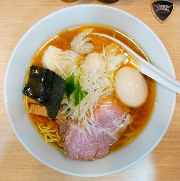 「ミックスワンタン中華そば＋味付け卵＋黒ラベル小瓶」@麺や 穂ころびの写真