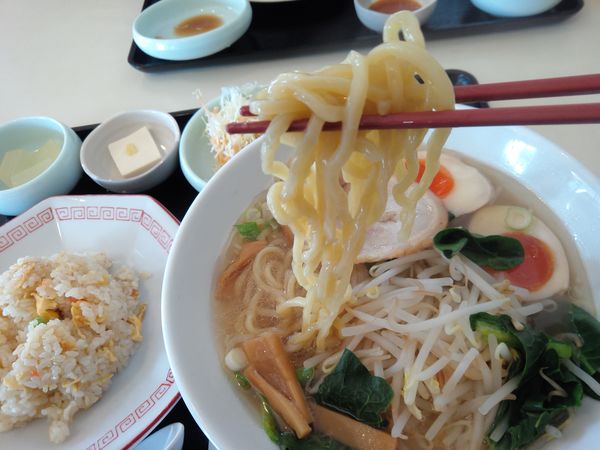 「塩ラーメン半チャーハン　６８０円」@パンダ飯店の写真