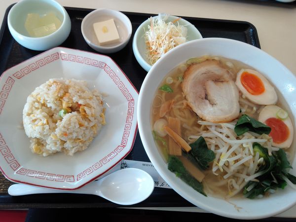 「塩ラーメン半チャーハン　６８０円」@パンダ飯店の写真