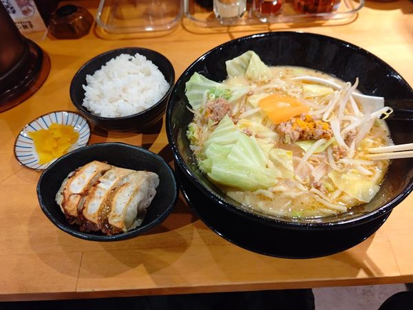 「豚骨味噌らーめん(並盛・180g)900円+Aセット300円」@オリオン餃子 高崎駅前店の写真