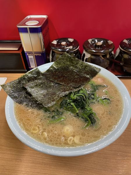 「ラーメン中盛硬めチャーシュー半ライス」@千葉家の写真