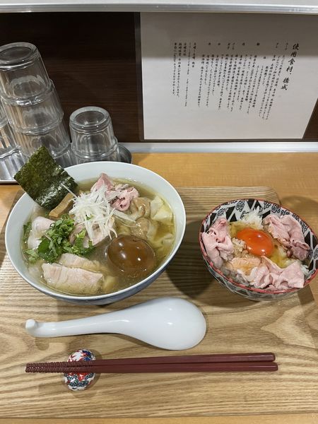 「特製塩らーめん＋焼豚入り卵かけご飯」@らーめん亭 ひなり竜王の写真