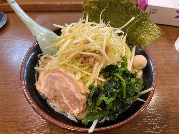 「ネギラーメン　麺硬め」@横浜家系ラーメンとりとんの写真