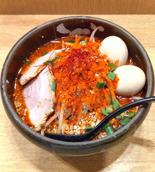 「特製みそオロチョン(激辛) 1300円＋味玉 150円」@らーめんダイニング ど・みそ 京橋本店の写真
