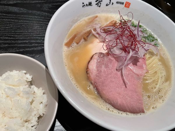 「鶏白湯そば 汐(850円),ごはん 小(ランチタイムサービス」@らぁ麺 芳山の写真