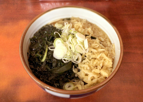 「たぬきそば(350円)+わかめ(130円)」@立ち食いそばうどん 会津の写真