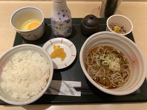 「朝定食（生たまご・納豆） 460円」@国産二八蕎麦 蕎香 ecute上野店の写真