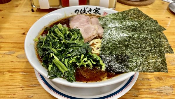 「焦がしにんにくラーメン ＋ ほうれん草増し」@横浜家系ラーメン 武蔵境つばさ家の写真