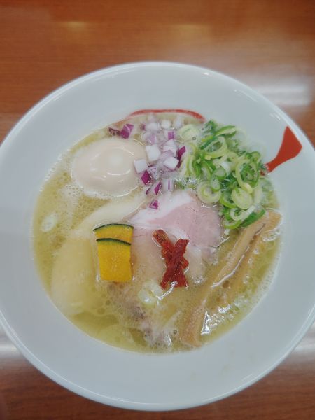 「コク塩+燻製味玉」@麺や 魁星 京急川崎店の写真